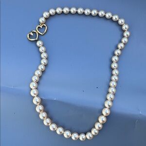 Vanna White Mallorca faux pearls necklace.box included ,inside a little discolor